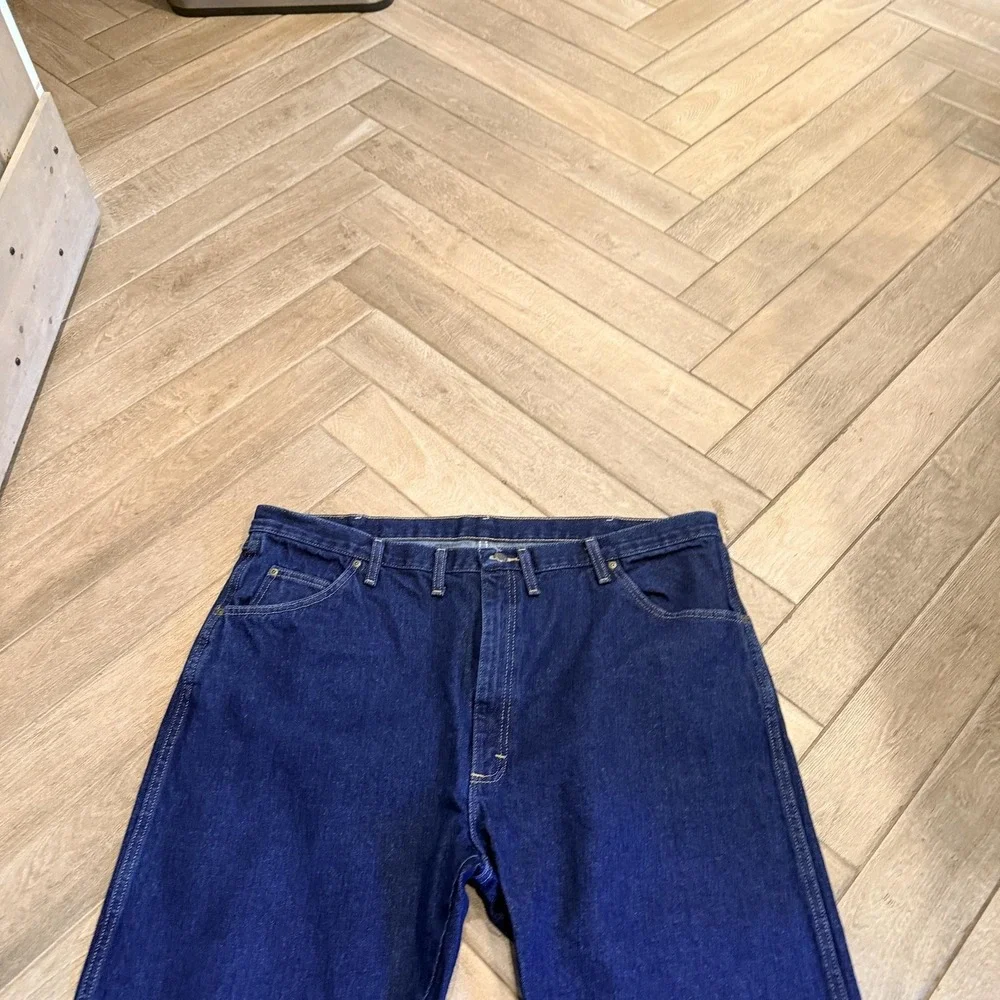 Wrangler Rugged Wear Jeans Mens 44x30 Blue Denim Straight Leg Dark Wash Classic